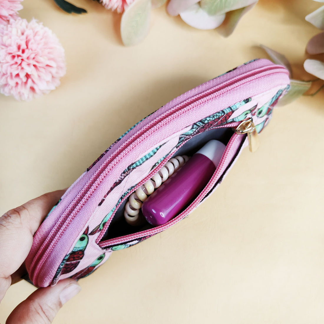 Curve Quilted Wallet- Gond Pink Parrot