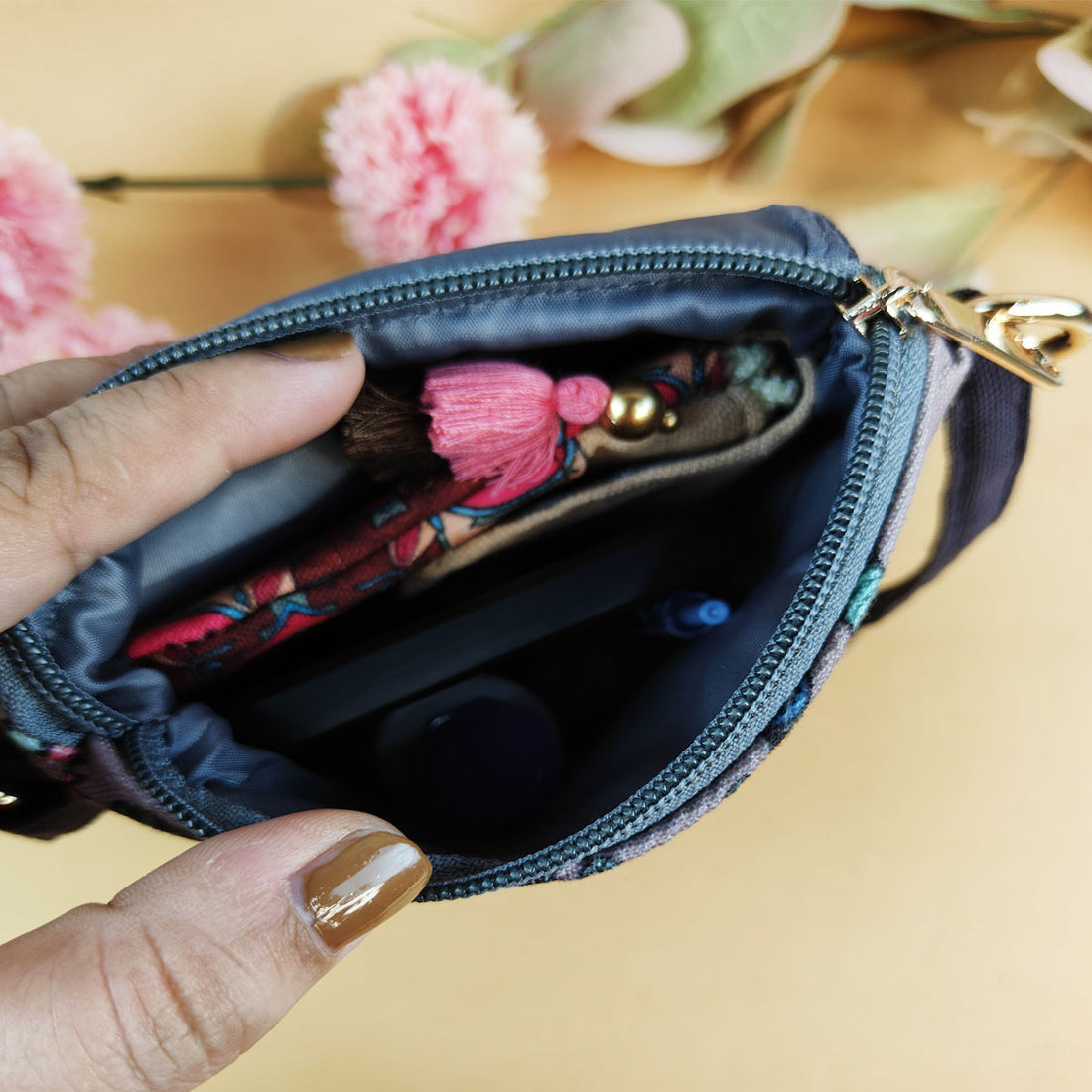 Flap Mobile Sling- Gond Grey Bird