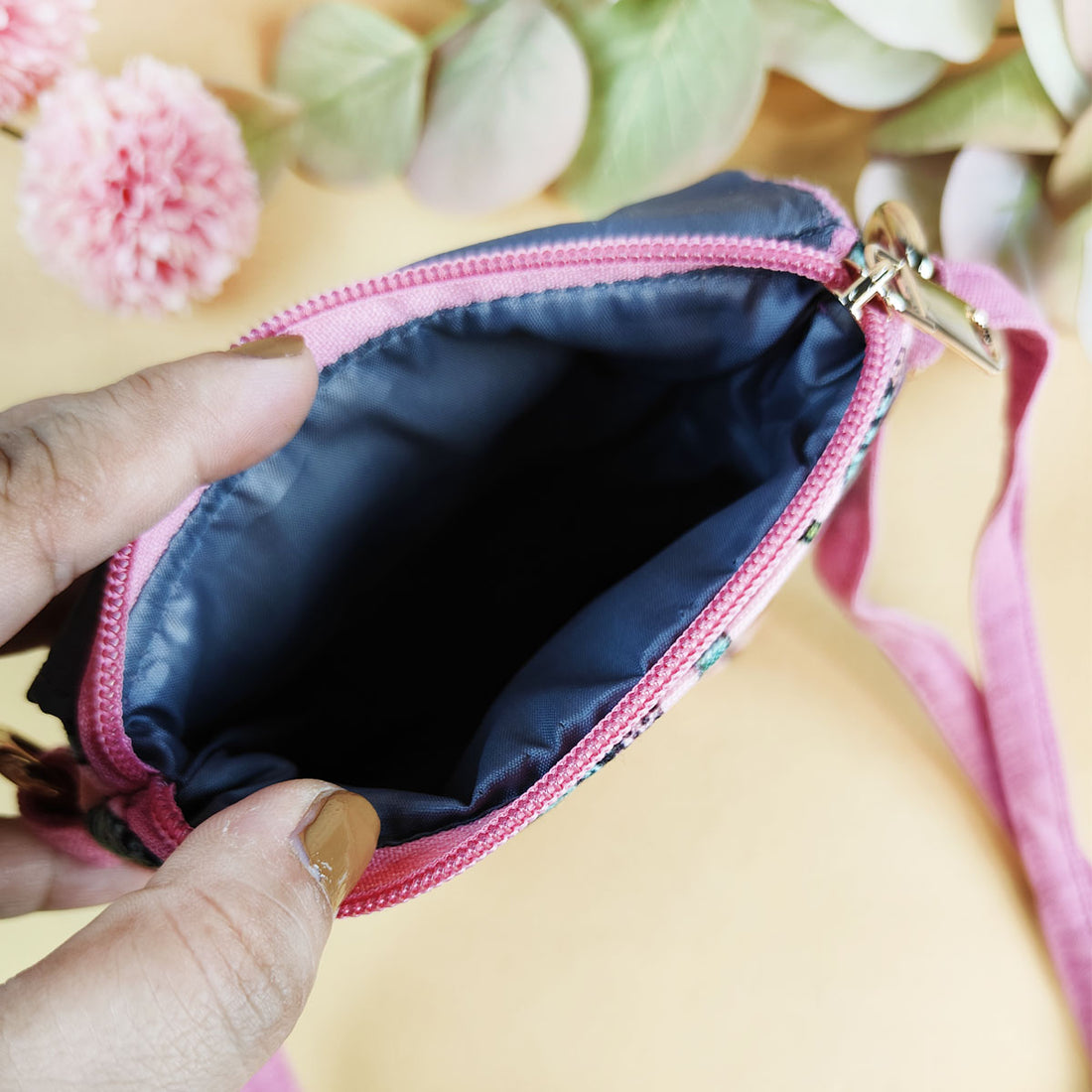 Flap Mobile Sling- Gond Pink Parrot